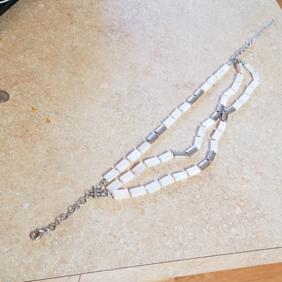 White and silver 3 tiered necklace - Picture 5 of 5